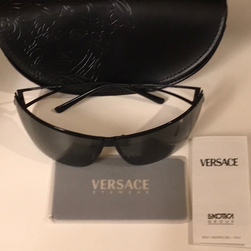 Designer Versace sunglasses - Picture 4 of 8